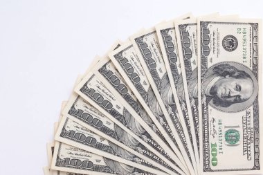 İzole edilmiş beyaz bir grup için Amerikan doları banknotları