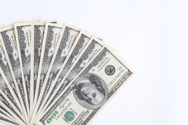 İzole edilmiş beyaz bir grup için Amerikan doları banknotları