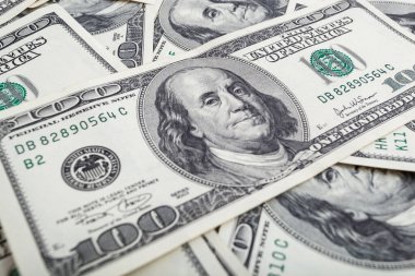 Amerikan doları dokusu. Yüz dolarlık banknotların arka planı.