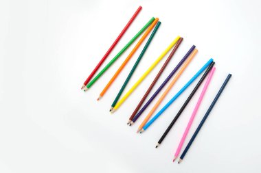 İzole edilmiş beyaz arkaplanda renk kalemleri
