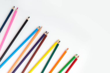 İzole edilmiş beyaz arkaplanda renk kalemleri