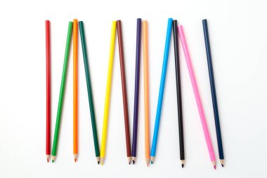 İzole edilmiş beyaz arkaplanda renk kalemleri