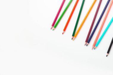 İzole edilmiş beyaz arkaplanda renk kalemleri