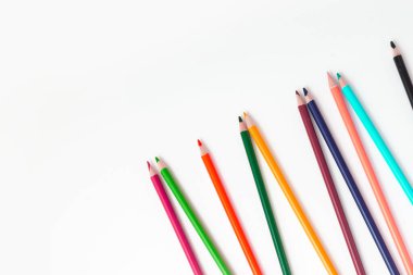 İzole edilmiş beyaz arkaplanda renk kalemleri