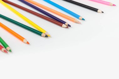 İzole edilmiş beyaz arkaplanda renk kalemleri