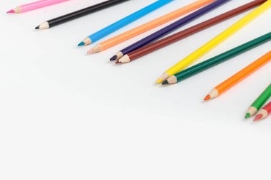 İzole edilmiş beyaz arkaplanda renk kalemleri