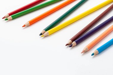 İzole edilmiş beyaz arkaplanda renk kalemleri