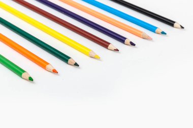 İzole edilmiş beyaz arkaplanda renk kalemleri