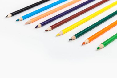 İzole edilmiş beyaz arkaplanda renk kalemleri