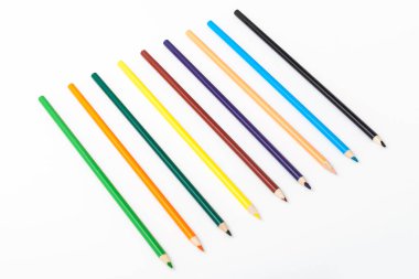 İzole edilmiş beyaz arkaplanda renk kalemleri