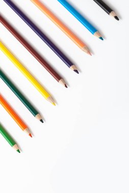 İzole edilmiş beyaz arkaplanda renk kalemleri