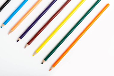 İzole edilmiş beyaz arkaplanda renk kalemleri