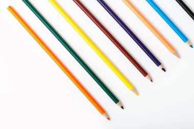 İzole edilmiş beyaz arkaplanda renk kalemleri