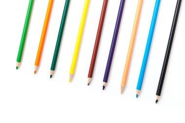 İzole edilmiş beyaz arkaplanda renk kalemleri