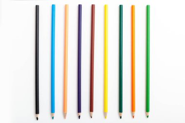 İzole edilmiş beyaz arkaplanda renk kalemleri