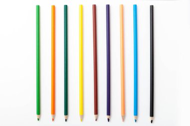 İzole edilmiş beyaz arkaplanda renk kalemleri