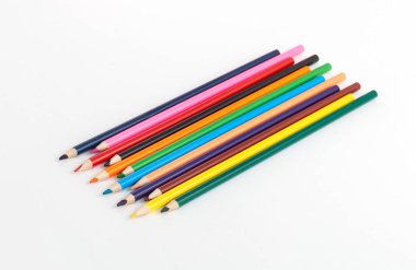 İzole edilmiş beyaz arkaplanda renk kalemleri