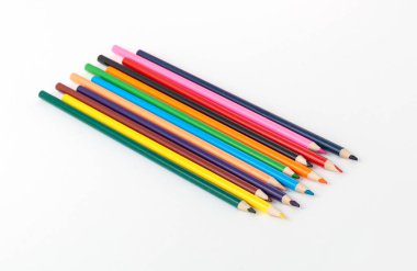 İzole edilmiş beyaz arkaplanda renk kalemleri