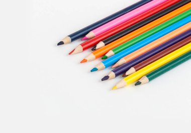 İzole edilmiş beyaz arkaplanda renk kalemleri