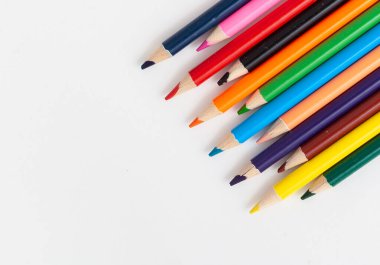 İzole edilmiş beyaz arkaplanda renk kalemleri