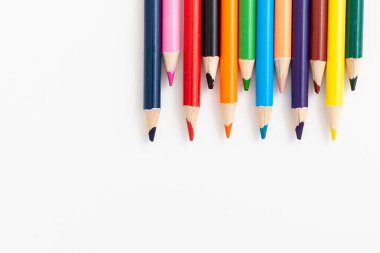 İzole edilmiş beyaz arkaplanda renk kalemleri