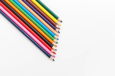 İzole edilmiş beyaz arkaplanda renk kalemleri