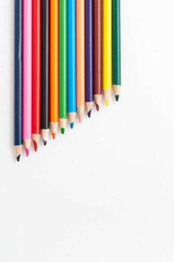 İzole edilmiş beyaz arkaplanda renk kalemleri