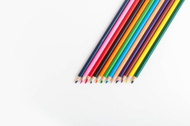 İzole edilmiş beyaz arkaplanda renk kalemleri