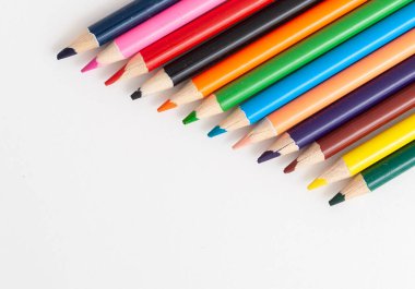 İzole edilmiş beyaz arkaplanda renk kalemleri