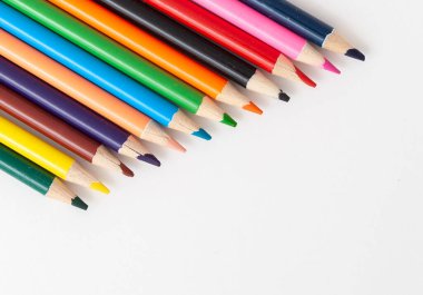 İzole edilmiş beyaz arkaplanda renk kalemleri