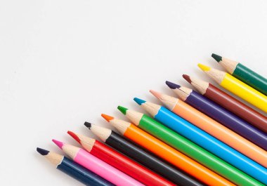 İzole edilmiş beyaz arkaplanda renk kalemleri