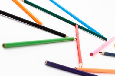 İzole edilmiş beyaz arkaplanda renk kalemleri