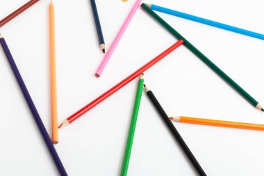 İzole edilmiş beyaz arkaplanda renk kalemleri