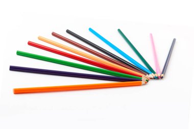 İzole edilmiş beyaz arkaplanda renk kalemleri