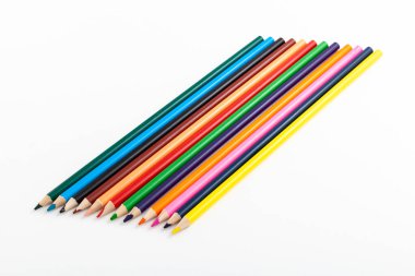 İzole edilmiş beyaz arkaplanda renk kalemleri