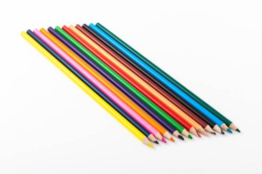 İzole edilmiş beyaz arkaplanda renk kalemleri