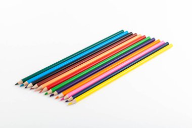 İzole edilmiş beyaz arkaplanda renk kalemleri