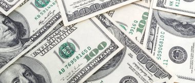 Dokuma Amerikan doları manzarası. Yüz dolarlık banknotların arka planı.