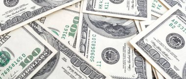 Dokuma Amerikan doları manzarası. Yüz dolarlık banknotların arka planı.