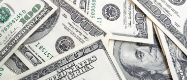 Dokuma Amerikan doları manzarası. Yüz dolarlık banknotların arka planı.