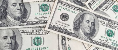 Dokuma Amerikan doları manzarası. Yüz dolarlık banknotların arka planı.