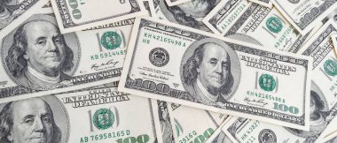 Dokuma Amerikan doları manzarası. Yüz dolarlık banknotların arka planı.