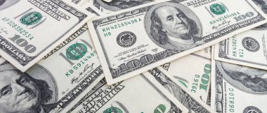 Dokuma Amerikan doları manzarası. Yüz dolarlık banknotların arka planı.