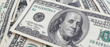 Dokuma Amerikan doları manzarası. Yüz dolarlık banknotların arka planı.