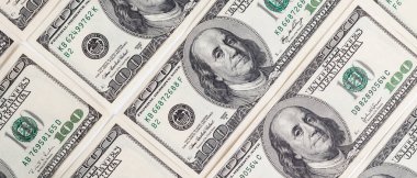 Dokuma Amerikan doları manzarası. Yüz dolarlık banknotların arka planı.