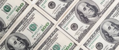 Dokuma Amerikan doları manzarası. Yüz dolarlık banknotların arka planı.