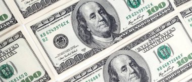 Dokuma Amerikan doları manzarası. Yüz dolarlık banknotların arka planı.