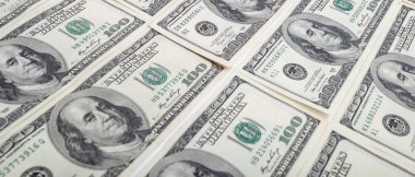 Dokuma Amerikan doları manzarası. Yüz dolarlık banknotların arka planı.