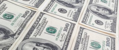 Dokuma Amerikan doları manzarası. Yüz dolarlık banknotların arka planı.