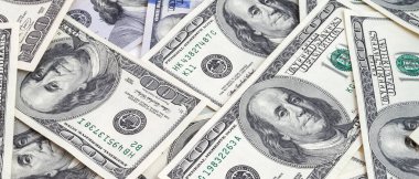 Dokuma Amerikan doları manzarası. Yüz dolarlık banknotların arka planı.